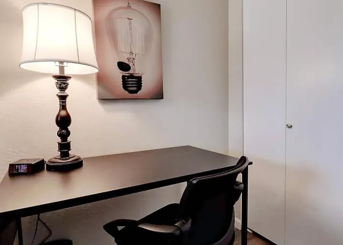 Comfy 1-bdrm In Heart Of Old Town *
