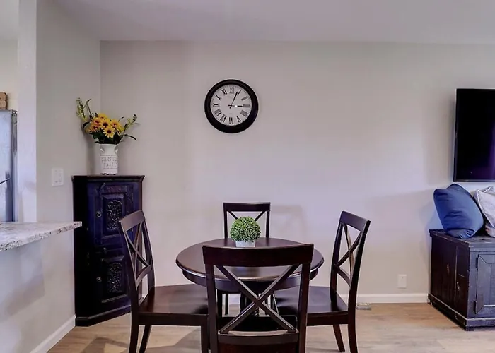 Comfy 1-bdrm In Heart Of Old Town *