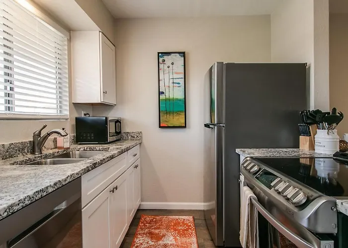 Comfy 1-bdrm In Heart Of Old Town *