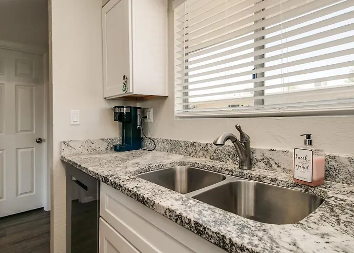 Comfy 1-bdrm In Heart Of Old Town